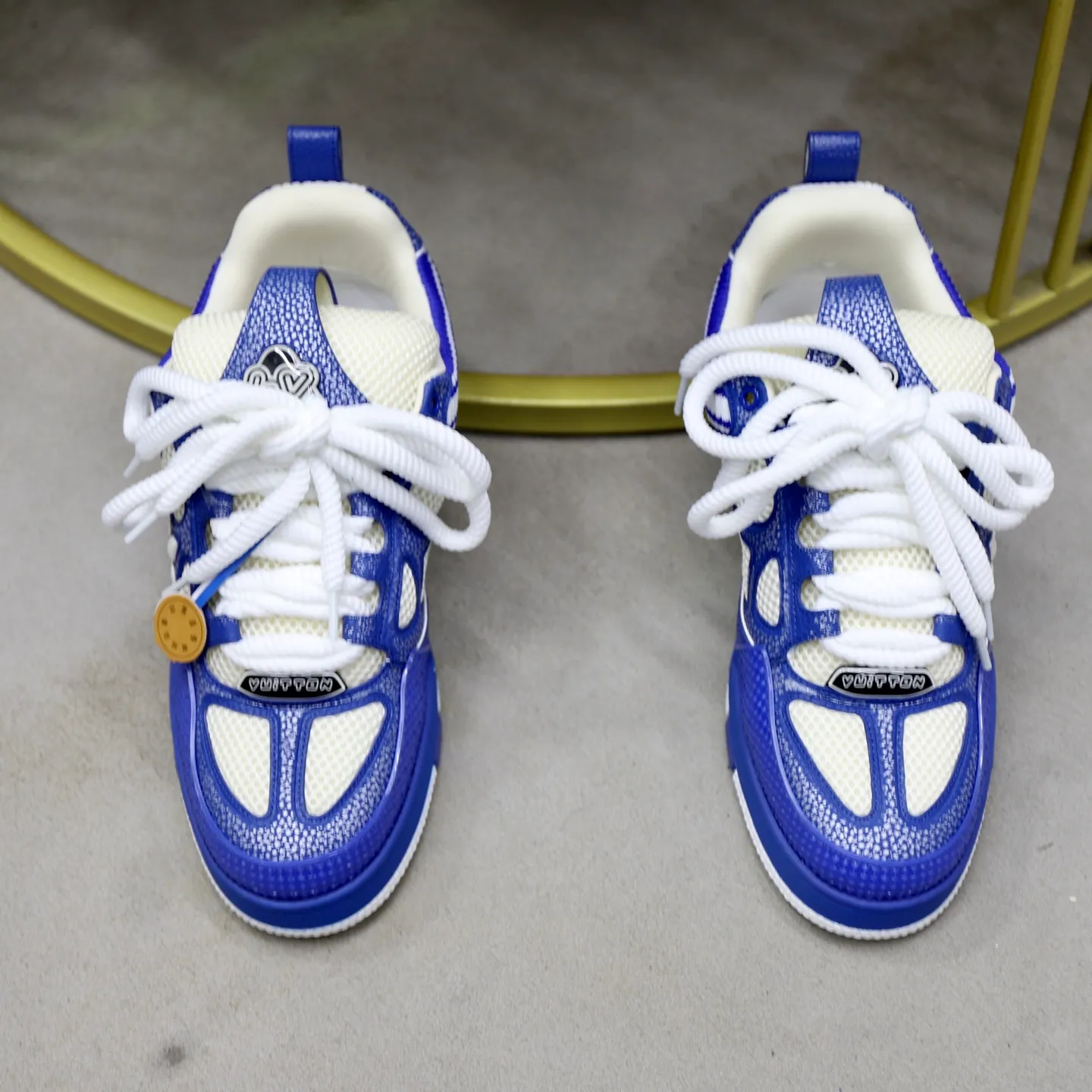Ex-factory price: 860💰LV Couple👫Louis Vuitton TRAINER sneakers classic Louis Vuitton men's artistic director Virgil Abloh picked inspiration to create this LV Trainer sneaker. Yingze crystal inlays present a colorful effect. VS can be matched with two gorgeous effect colors. The LV letter logo badge on the tongue is gorgeous and noble. The LV letter is decorated on the side. The outsole is decorated with a Monogram flower pattern. It shows the trend of elegance and nobility! Men's and women's models: 35-46